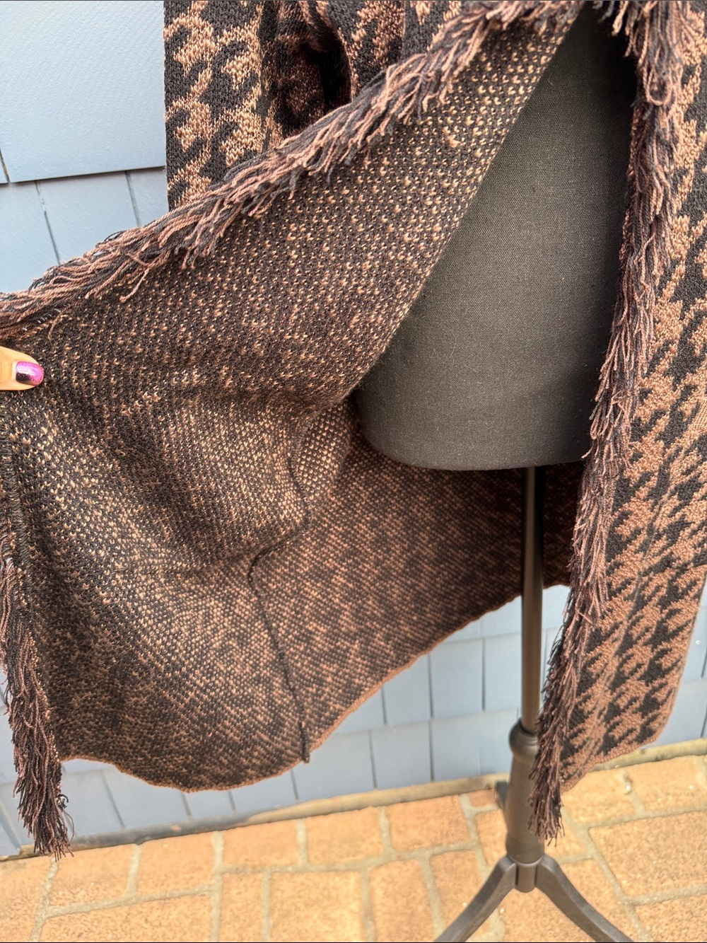 Gizeh Tricots L Houndstooth Fringe Knit Cartigan in Brown and Black warm - Picture 5 of 10